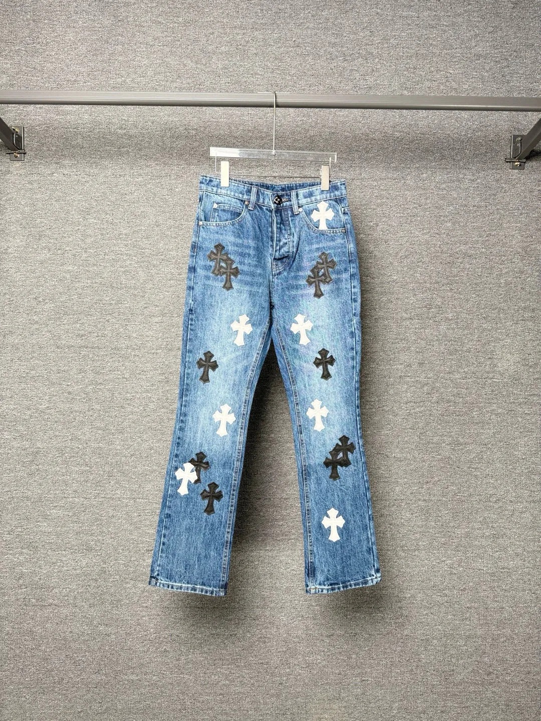 P270 💰 (Top version) Chrome Hearts blue pants, black and white multi-leather jeans, multi-leather standard workwear jeans, ch jeans, all need to be washed and then disassembled and hand-stitched with sheepskin cross leather and then spliced to complete. The whole process is too many to explain. About Chrome Hearts This is an extremely luxurious fashion brand that can also be called the aristocrat of the high street. It has always been an exclusive brand for some hipsters or the rich second generation. Compared with ordinary high streets, it is more luxurious and noble. Compared with luxury brands, it has a more fashionable personality. It has always been a brand that I have a special liking for. Color: blue Size: 28-30-32-34-36 (corresponding to S-M-L-XL-XXL)